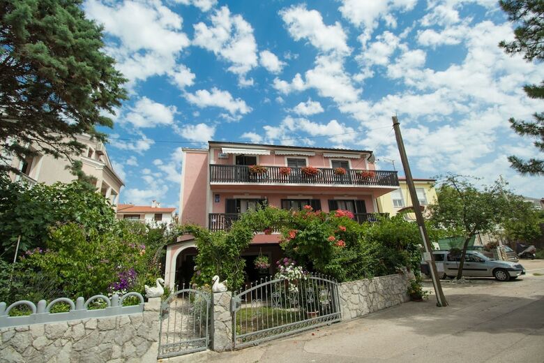 Apartment And Room Marica