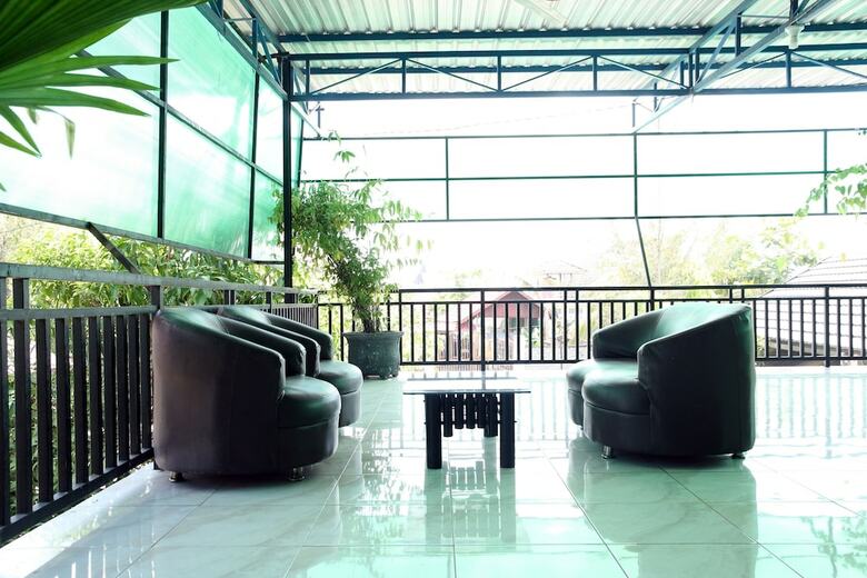 Hostal Oyo 933 Wisma Malawen