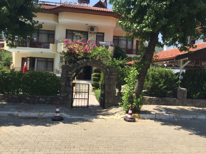 Ustun Apart