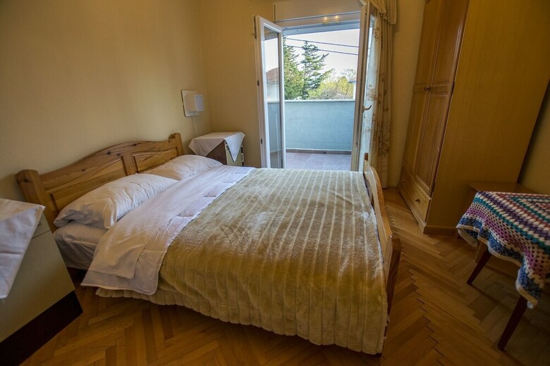 Apartments Nada-on Quiet Location In Center Of Starigrad