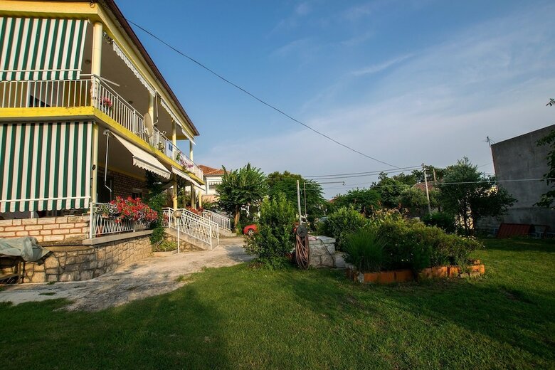 Apartments Nada-on Quiet Location In Center Of Starigrad
