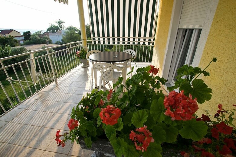 Apartments Nada-on Quiet Location In Center Of Starigrad