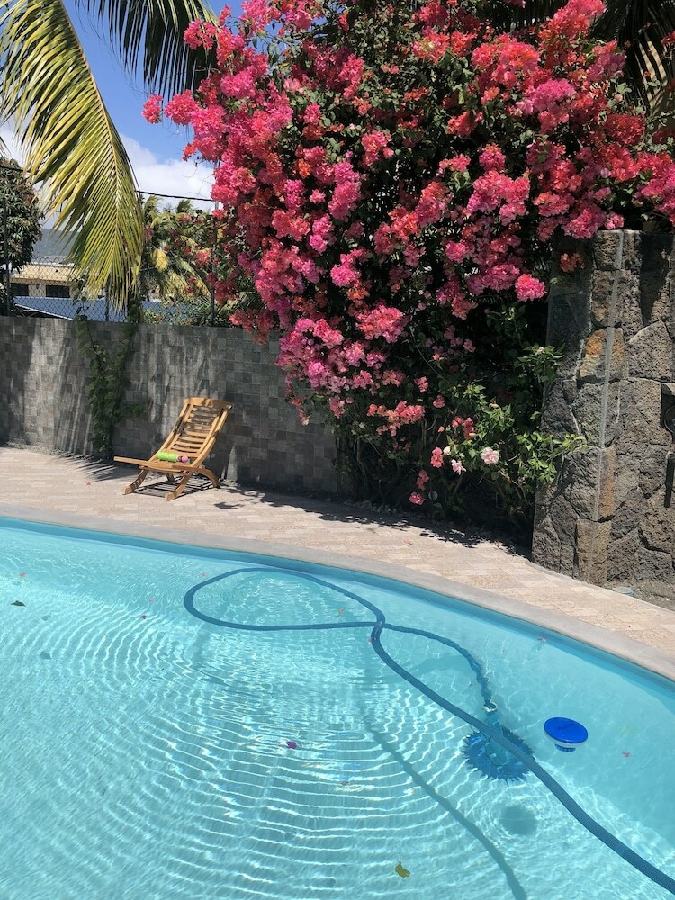 Villa With Heated Pool / Piscine Chauffee