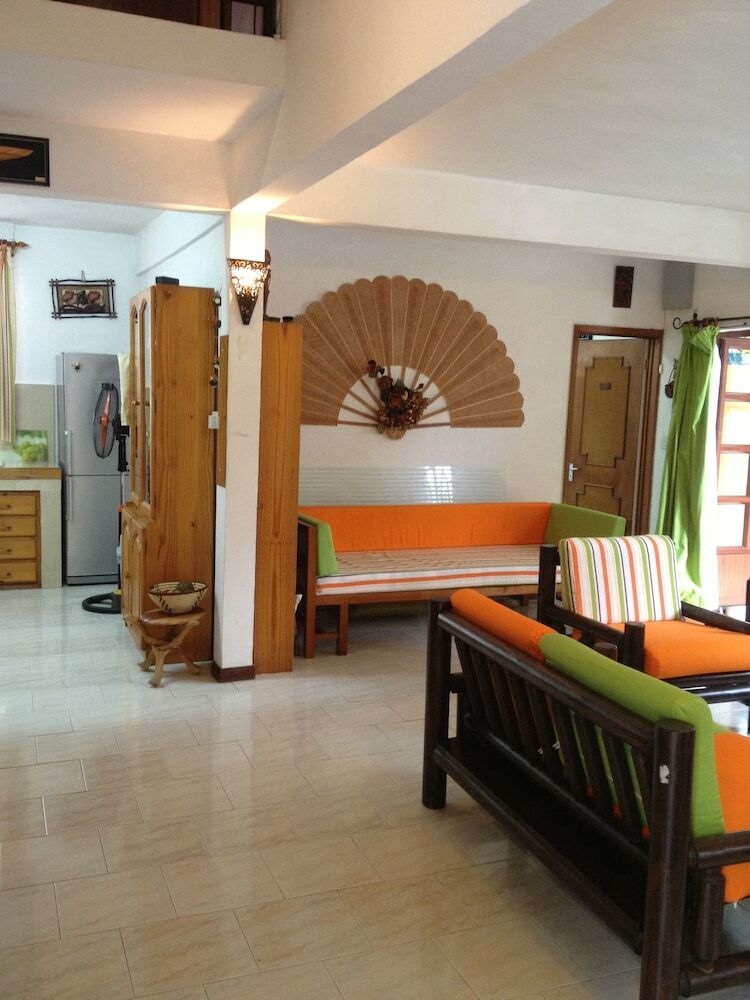 Villa With Heated Pool / Piscine Chauffee