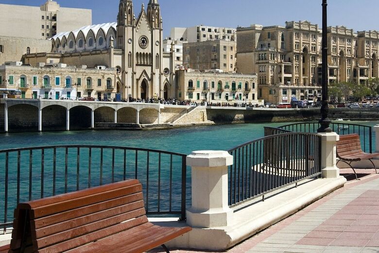 Centric And Spacious Apartment With Wifi And Balcony