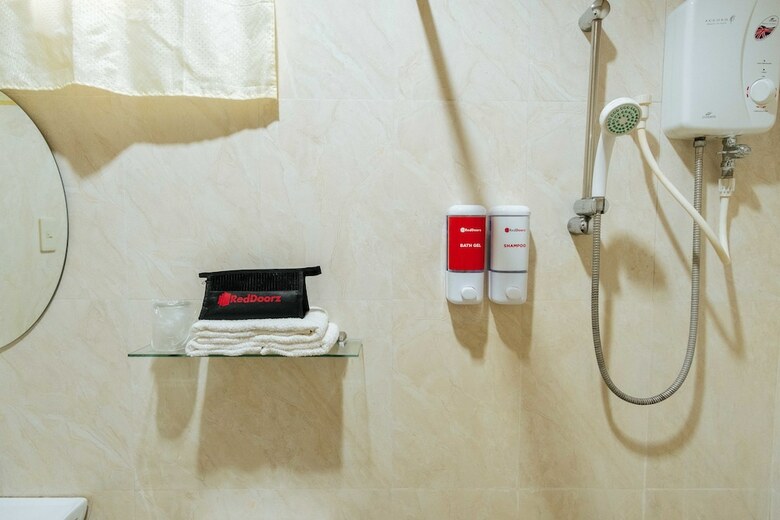 Hotel Reddoorz Premium Near Pristine Beach