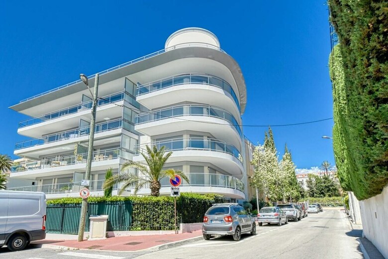Nice Apartment With Private Garden, Pool & Parking