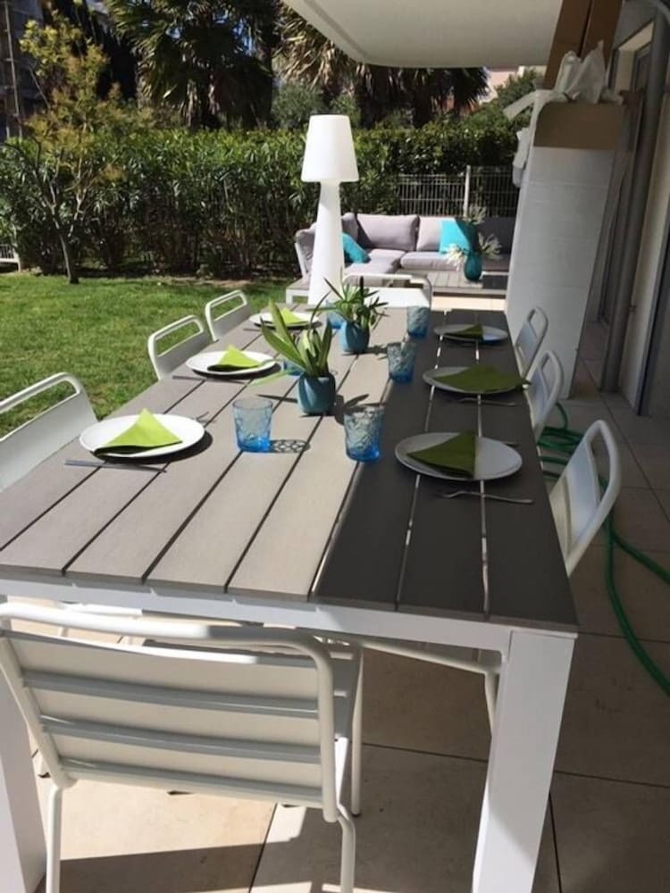 Nice Apartment With Private Garden, Pool & Parking