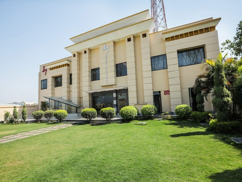 Capital O 38771 Hotel J7 International
