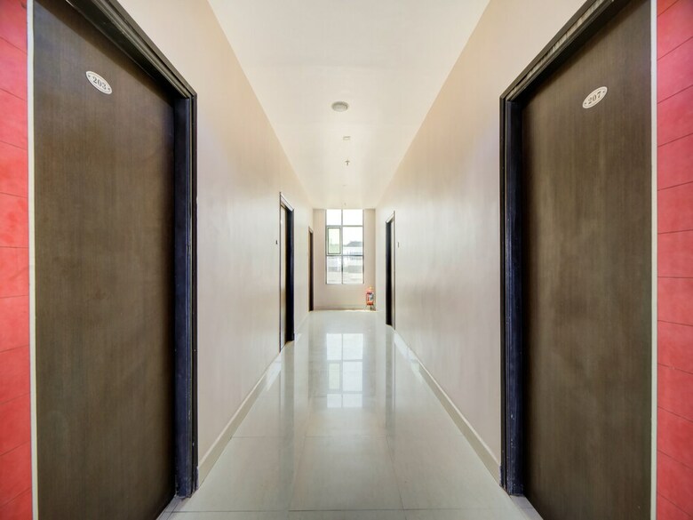 Oyo 40124 Hotel Vjr Residency