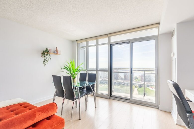 Gorgeous Luxury Condos Near The Cn Tower