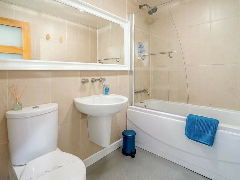 Luxury Central Townhouse - Double Terrace, Free Parking.
