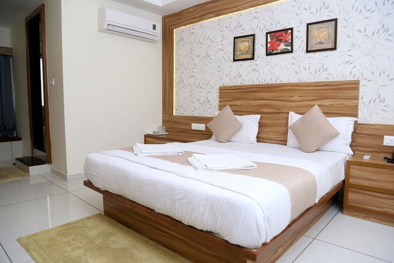 Hotel Shobhna Palace By Sky Stays