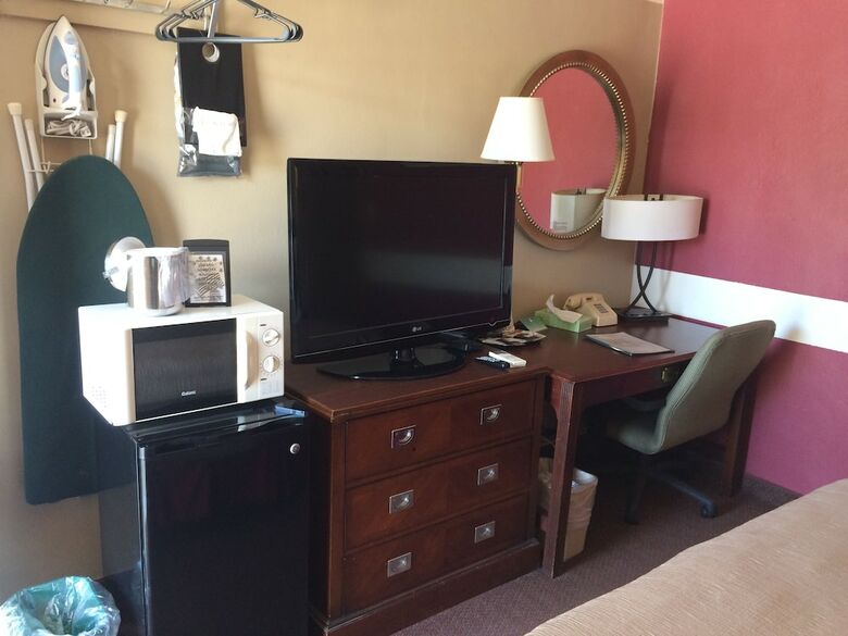 Hotel East Hills Inn And Suites