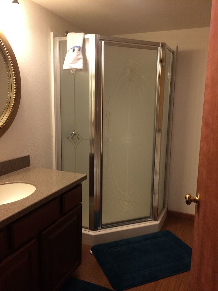 Hotel East Hills Inn And Suites