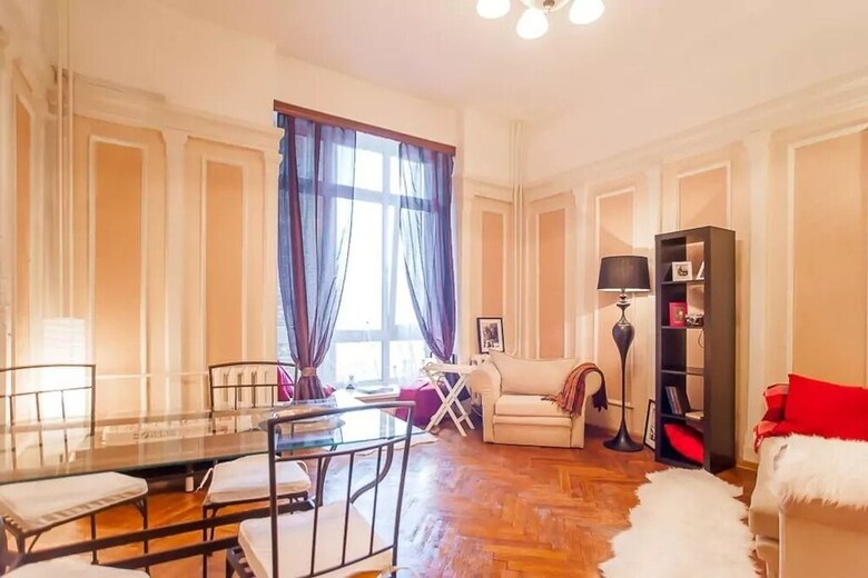 Apartment On Bolshoy Gnezdnikovskiy 10