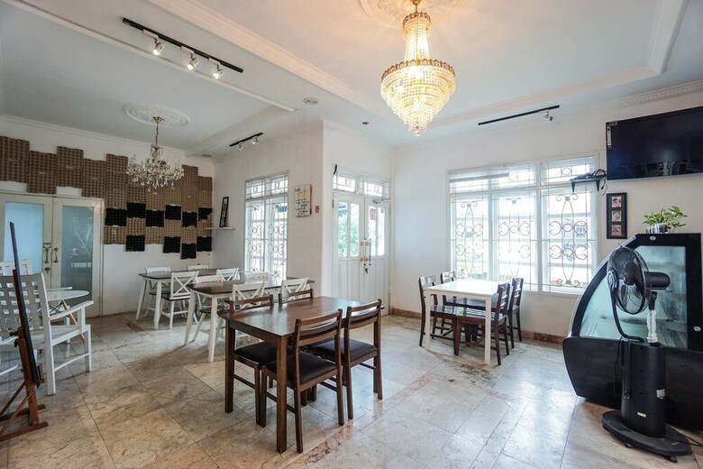 Hostal Oyo 1224 The White House Hotel