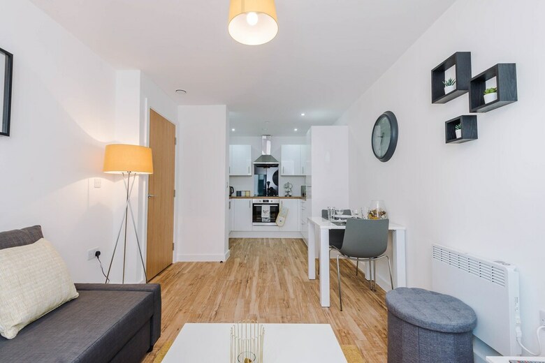 Contemporary 1 Bed Apartment Media City