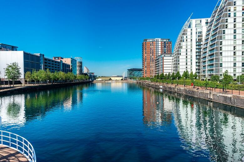 Contemporary 1 Bed Apartment Media City