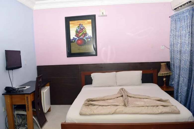 Queens Court Hotel