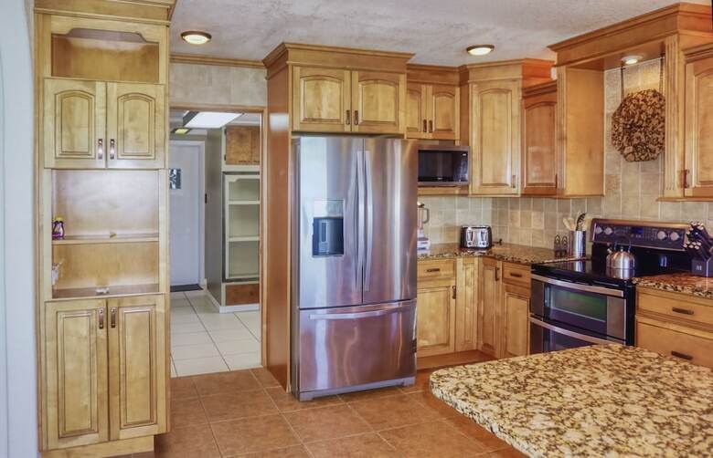 Elegant Premier Waterfront Home (7989)