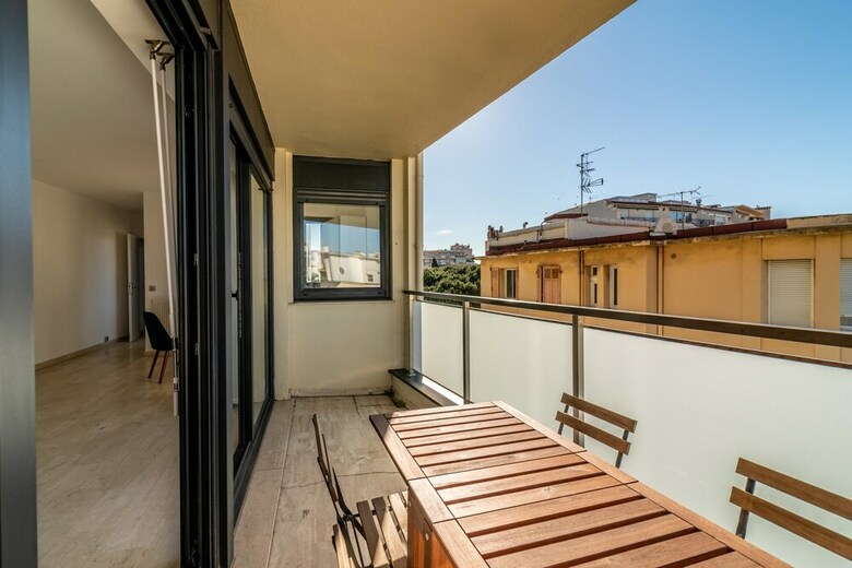 Apartamento Cozy Studio With Balcony, AC And Parking