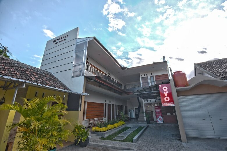Hostal Oyo 1226 Al Abror Homestay