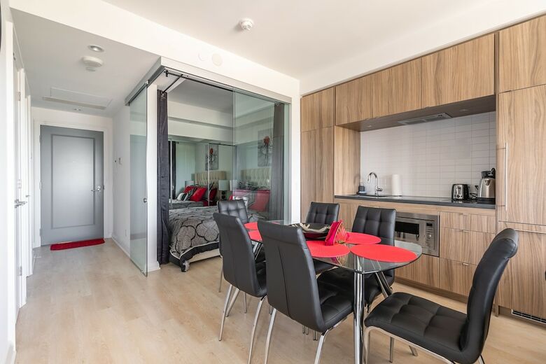 Simply Comfort Charming Yorkville Condos