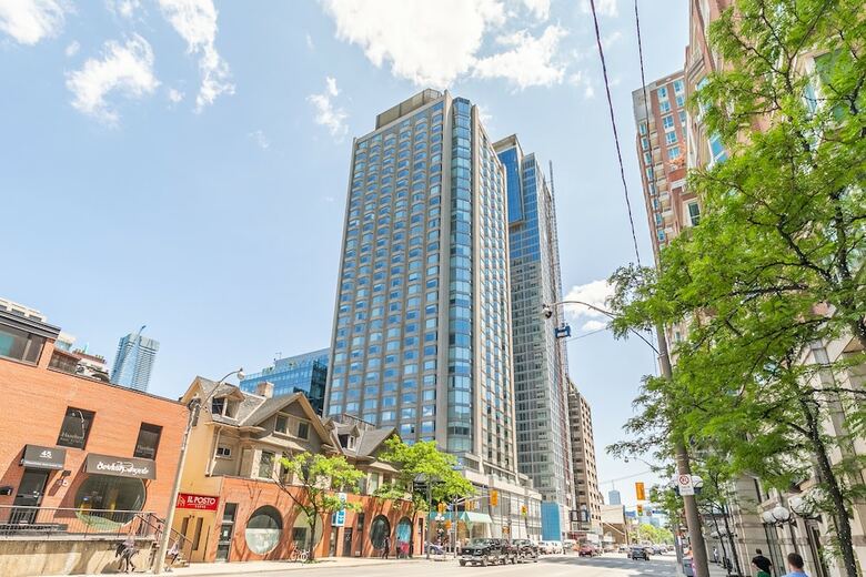 Simply Comfort Charming Yorkville Condos