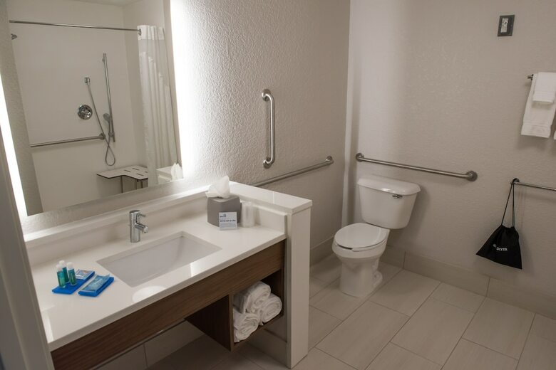 Hotel Holiday Inn Express And Suites Warsaw - E Center