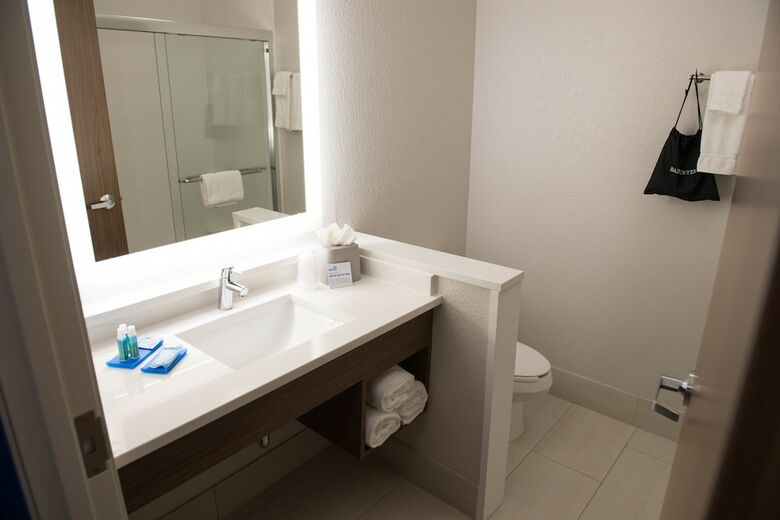 Hotel Holiday Inn Express And Suites Warsaw - E Center