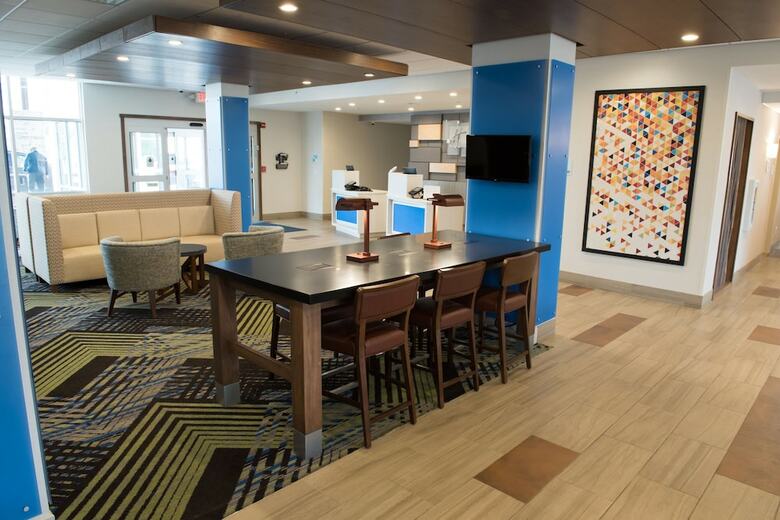 Hotel Holiday Inn Express And Suites Warsaw - E Center