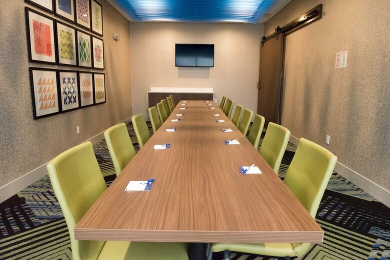 Hotel Holiday Inn Express And Suites Warsaw - E Center