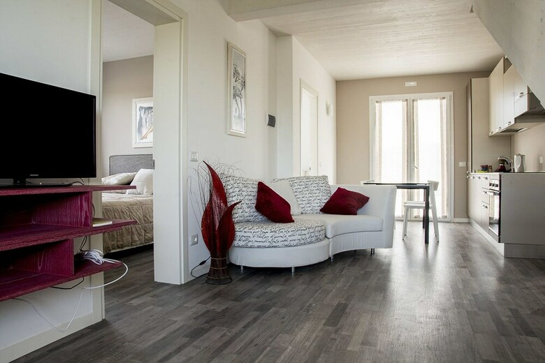 Hotel Home Suites Home