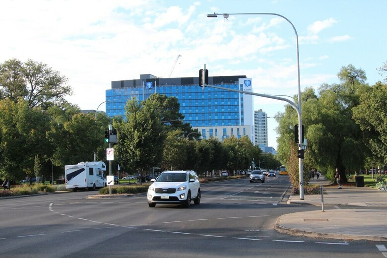 Adelaide Central Apartment - 3br, 2bath & Carpark