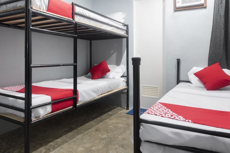Hostal Oyo 561 Abn Hostel