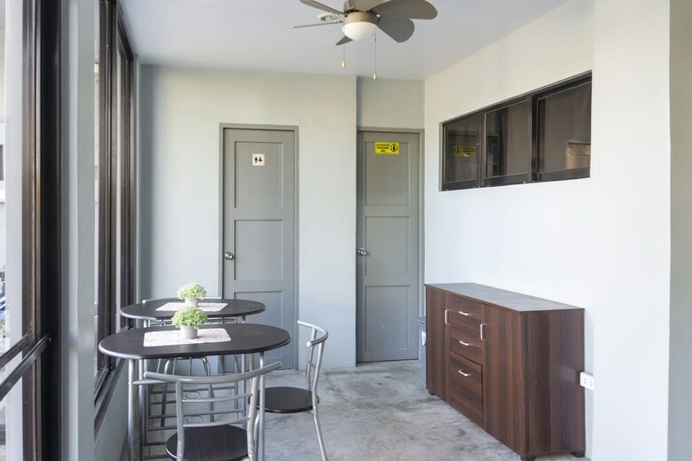 Hostal Oyo 561 Abn Hostel