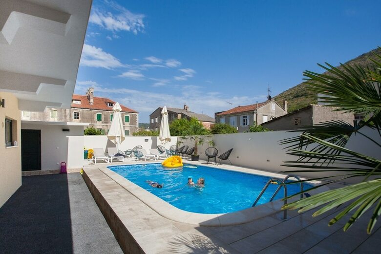 Hotel Pool Bella Vista Suites