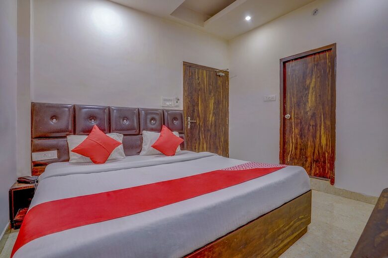 Hotel Oyo 35484 Travellers Inn