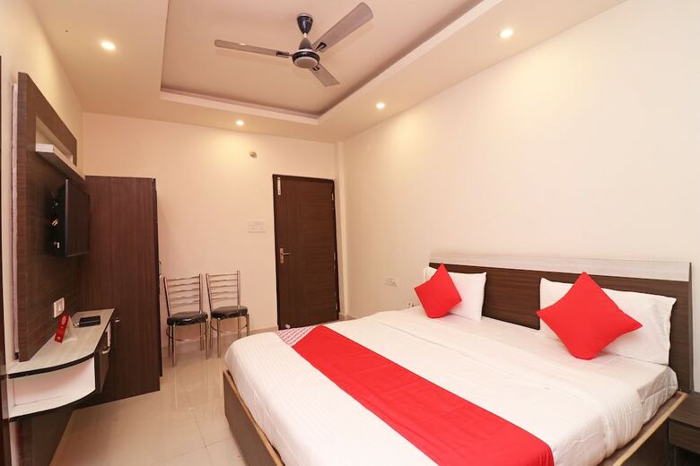 Hotel Oyo 18848 Paradise Inn