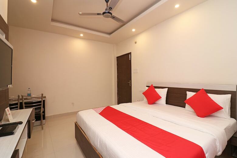Hotel Oyo 18848 Paradise Inn