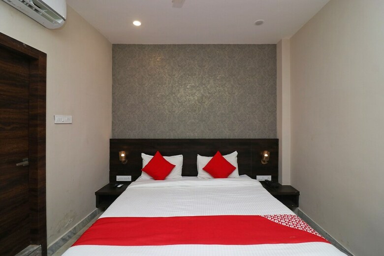 Hotel Oyo 23639 Krishna Plaza