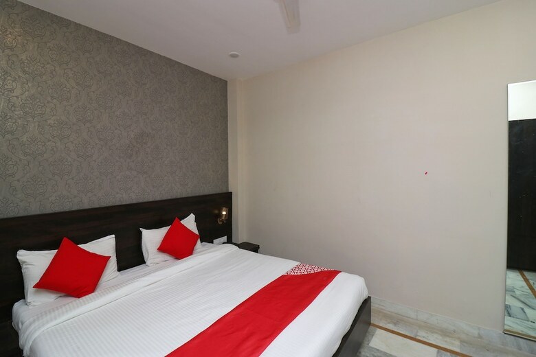 Hotel Oyo 23639 Krishna Plaza