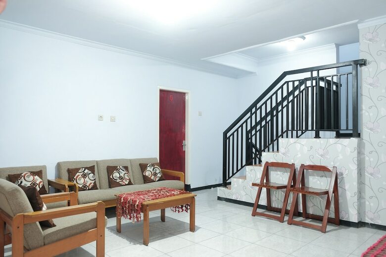 Hostal Oyo 1380 Velodrome Family House