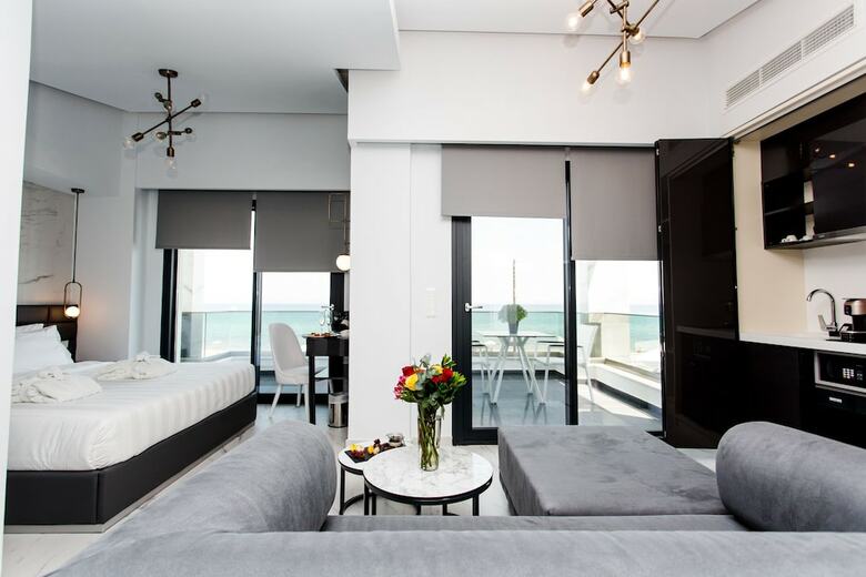 Hotel Crystal Villas & Suites