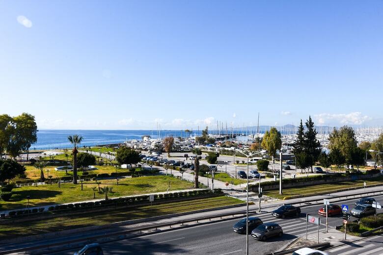 142m� Homm Bright Alimos Apartment With Marina View