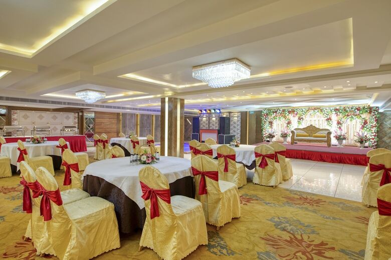 Hotel Om Clarks Inn Raebareli