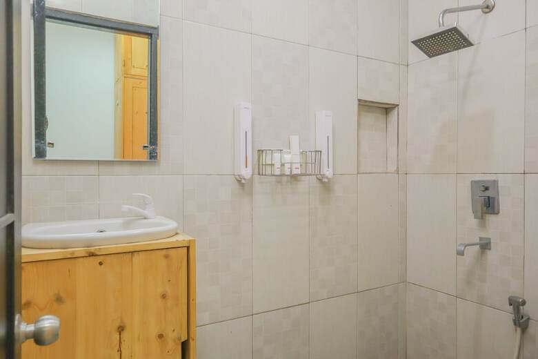 Hotel Oyo 1317 Pinnus Residence Syariah