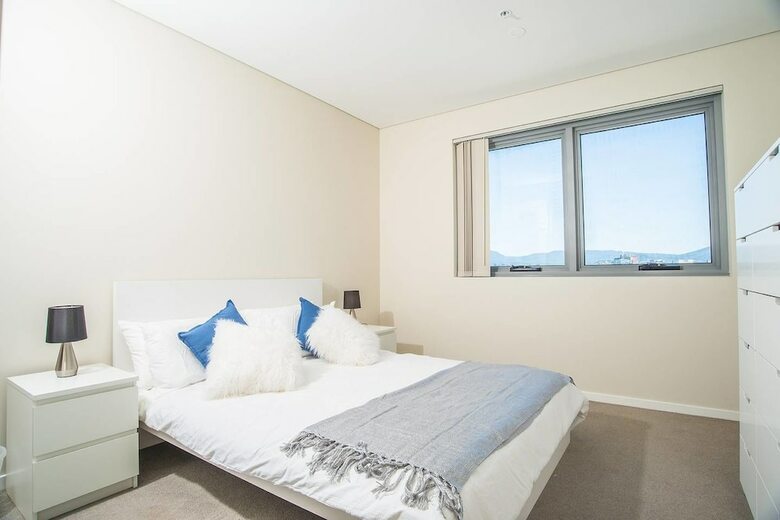 Spacious Central Apartment Walking Distance To Beach