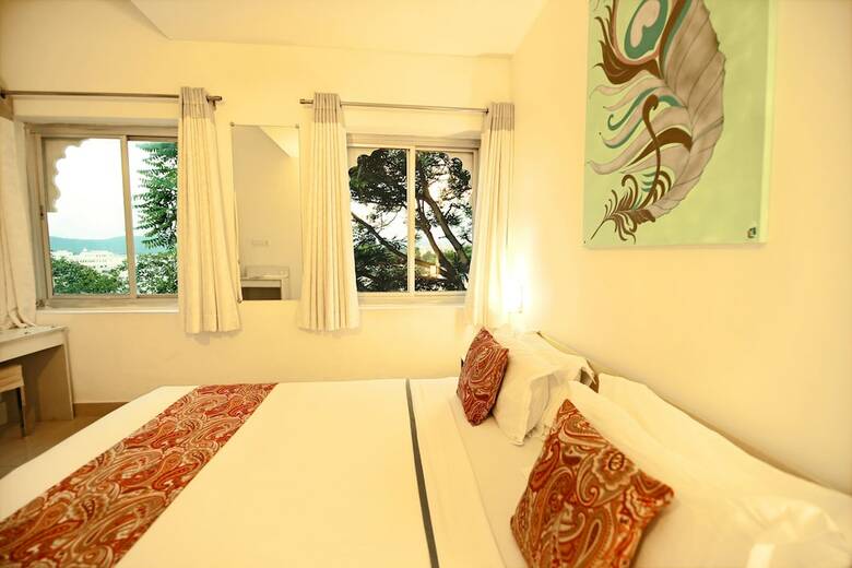 Hotel The Shaharkot By The Lake